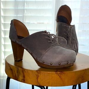 Sanita Neutral Grey Nubuck Heeled Clogs